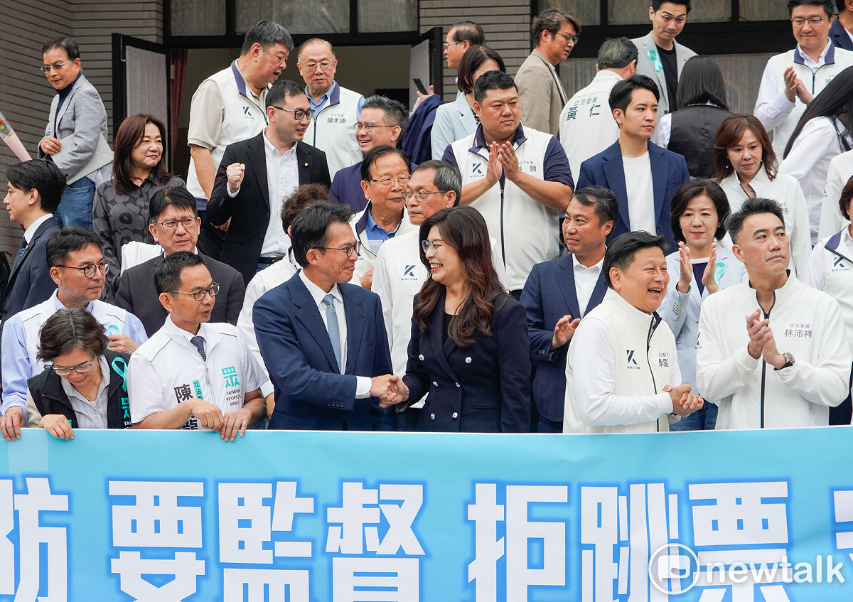 立法院院會三讀通過藍白版本的「保衛國家安全及強化不對稱戰力計畫採購特別條例草案」後，藍白兩黨黨主席鄭麗文、黃國昌和藍白立委在立院議場前舉行記者會，並呼喊口號。 圖：張良一/攝