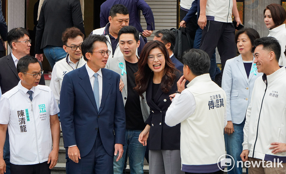 立法院院會8日三讀通過藍白版本的「保衛國家安全及強化不對稱戰力計畫採購特別條例草案」後，藍白兩黨黨主席鄭麗文、黃國昌和藍白立委在立院議場前舉行記者會，並呼喊口號。 圖：張良一/攝