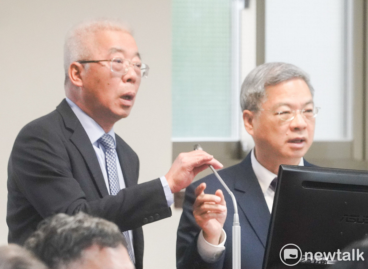 中油董事長方振仁(左)今(11)天表示，中油已著手布局今年第4季的油氣調度，最緊張的時刻已經過去，第4季供應應沒有問題。 圖：張良一/攝