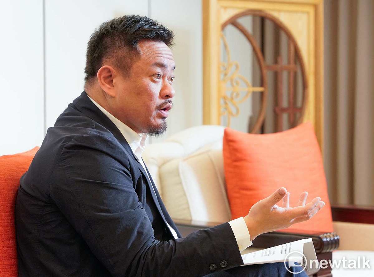 勞動部長洪申翰13日接受新頭殼新聞網站（Newtalk）專訪。他說，目前已開放旅宿業以「加薪本勞換移工名額」，儘管企業端仍以外籍實習生的方式補充人力，但也希望更多能由政府協助扮演引進的角色，政府也會儘快加速海外據點的直聘中心洽談程序。 圖：張良一 /攝