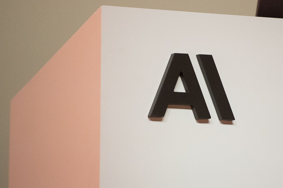 美國 AI 公司 Anthropic 近期發布公開聲明，承認旗下 AI 模型曾在網際網路安全測試期間「誤入公開網路環境」，並對 3 個不同的目標進行駭客攻擊。雖然此次事件並未造成任何明顯的損害，但 AI 的高度發展也引發許多專家、學者的擔憂。 圖：達志影像／美聯社(資料照)