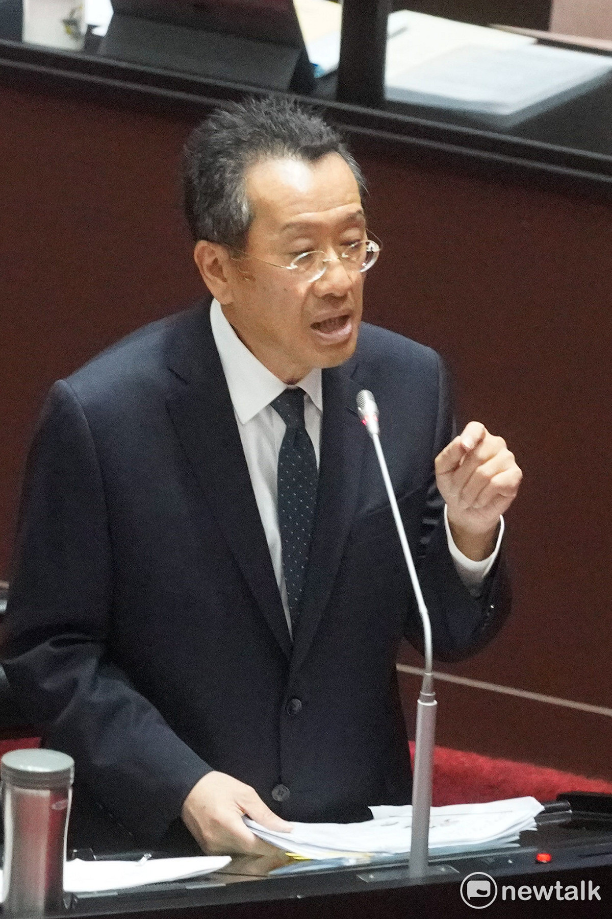 行政院長卓榮泰率國防部門顧立雄等閣員到立院院會報告「保衛國家安全及強化不對稱戰力計畫第一批發價書採購特別預算案」編製經過並備詢。 資料照：張良一/攝