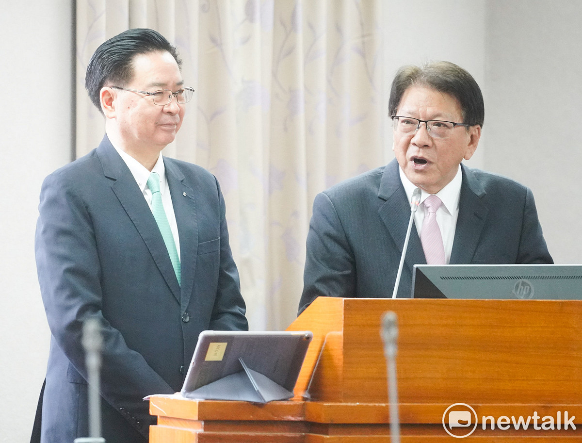 總統府秘書長潘孟安（右）、國安會秘書長吳釗燮（左）在立院司法及法制委員會備詢。 圖：張良一/攝