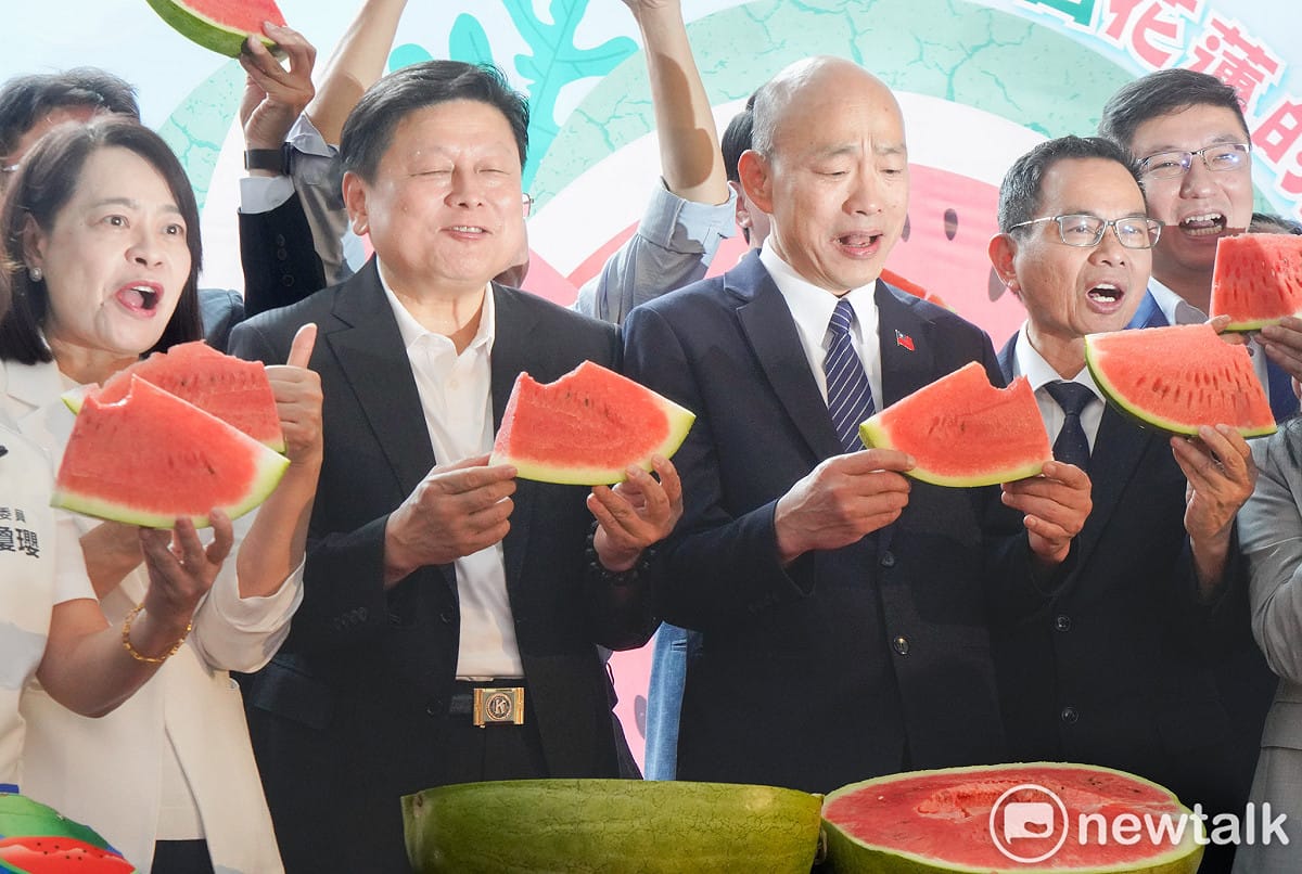 立法院長韓國瑜在國民黨立院黨團總召傅崐萁和多位國民黨立委的陪同下，出席日前花蓮西瓜推廣會，並大口咬下甜又沙的西瓜。 圖：張良一/攝（資料照）