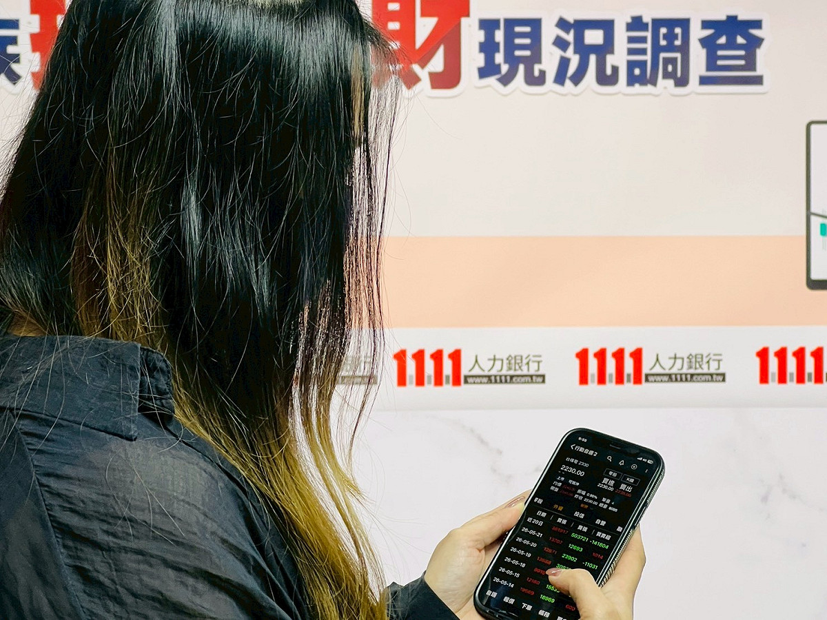 儘管台灣上班族正逐漸從「單純存錢」走向「理財意識覺醒」，但可運用資金有限，只能透過小額投資、穩健配置。 圖：《1111人力銀行》／提供