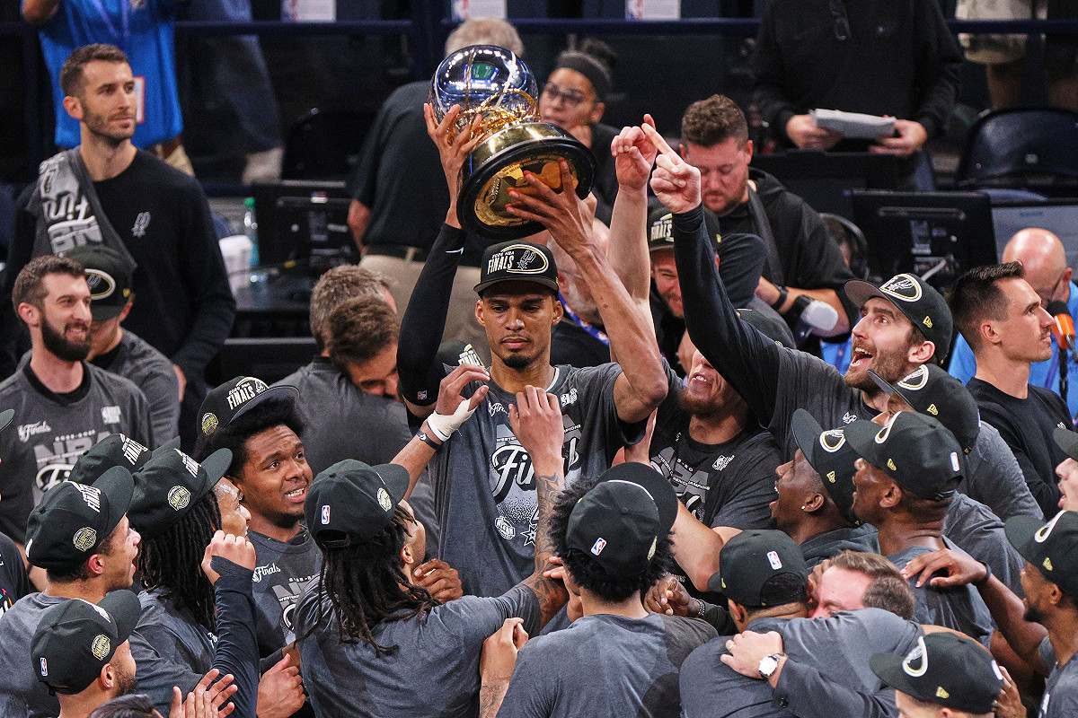 周六（30 日）在俄克拉荷馬城舉行的 NBA 西區決賽 Game7 中，馬刺隊球星文班亞馬（Victor Wembanyama）在擊敗雷霆隊後舉起獎杯。 圖：達志影像／美聯社