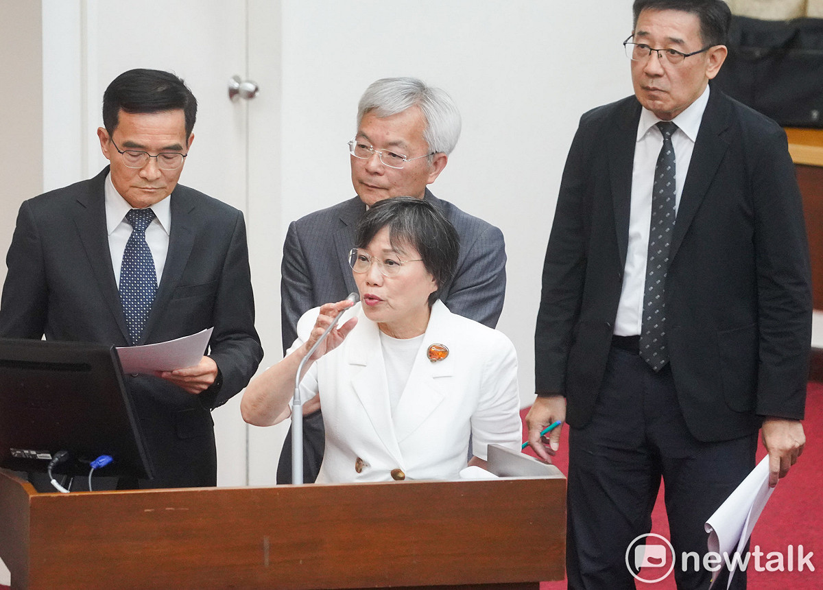 法務部常務次長馮成（左二）、內政部長劉世芳、海委會副主委張忠龍（左）、警政署長張榮興在立院內政委員會備詢。 圖：張良一/攝