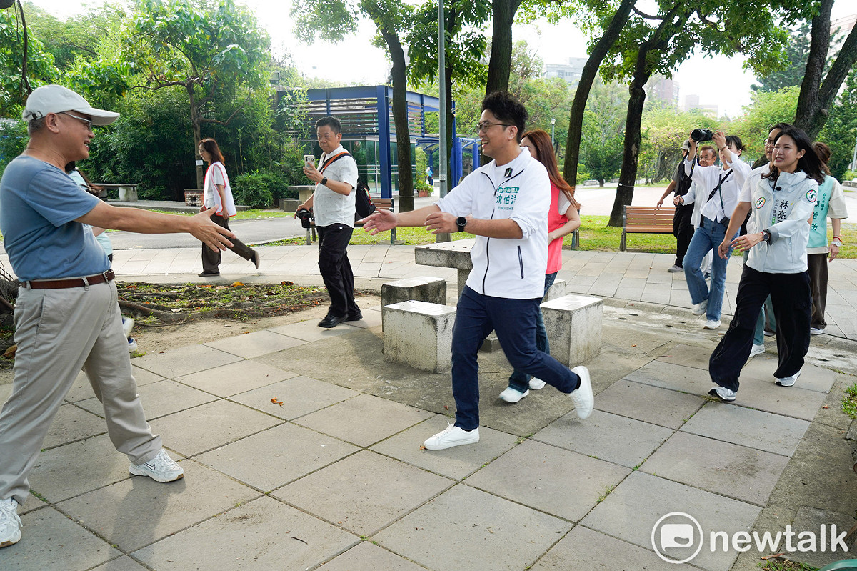 民進黨台北市長參選人沈伯洋在市議員林亮君、顏若芳及多位議員參選人的陪同下，到榮星花園向晨運的民眾拜票。 圖：張良一/攝