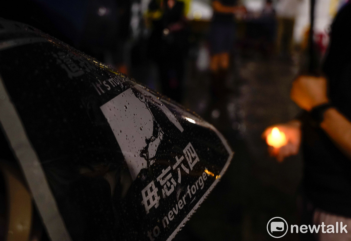 多個民間團體在中正紀念堂民主大道舉行六四37週年紀念晚會，與會者在晚間8點9分點燭光為天安門事件罹難者默哀64秒。 圖：張良一/攝