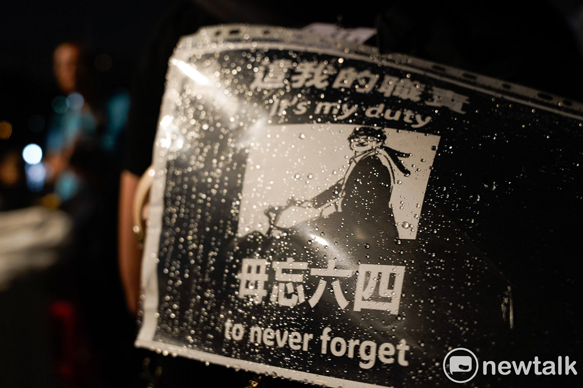 多個民間團體在中正紀念堂民主大道舉行六四37週年紀念晚會，與會者在晚間8點9分點燭光為天安門事件罹難者默哀64秒。 圖：張良一/攝