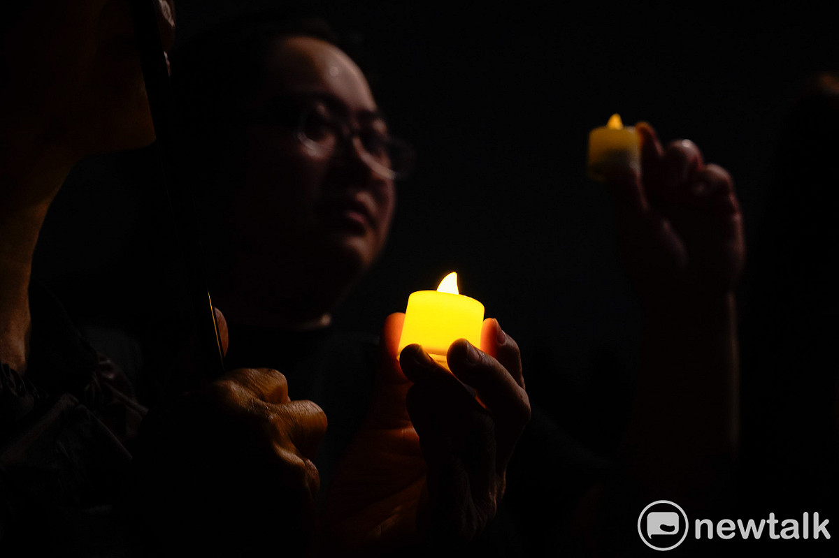 多個民間團體在中正紀念堂民主大道舉行六四37週年紀念晚會，與會者在晚間8點9分點燭光為天安門事件罹難默哀64秒。 圖：張良一/攝