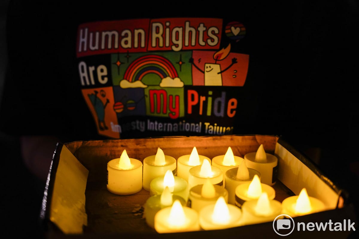 多個民間團體在中正紀念堂民主大道舉行六四37週年紀念晚會會，與會者在晚間8點9分點燭光為天安門事件罹難默哀64秒。 圖：張良一/攝