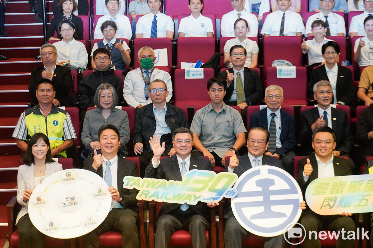 行政院長卓榮泰在交通部長陳世凱、台鐵董事長鄭光遠等人陪同下，出席台鐵139年鐵路節慶祝大會。 圖：張良一/攝