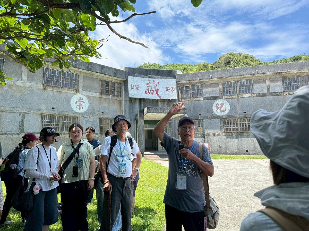 教育部國教署舉辦「綠島人權歷史踏查與教育推廣」研習活動，高中師生聆聽白色恐怖受難者簡中生口述歷史，分享其生命故事。 圖：教育部提供