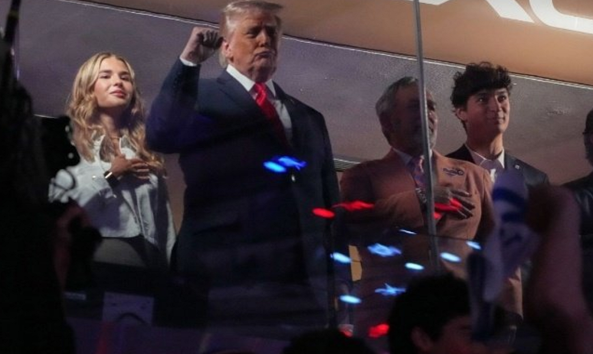 美國總統川普在NBA總決賽期間到場觀賽並出現在大螢幕上，遭到現場觀眾的強烈噓聲。 圖：翻攝自 X @daddy_s_pet