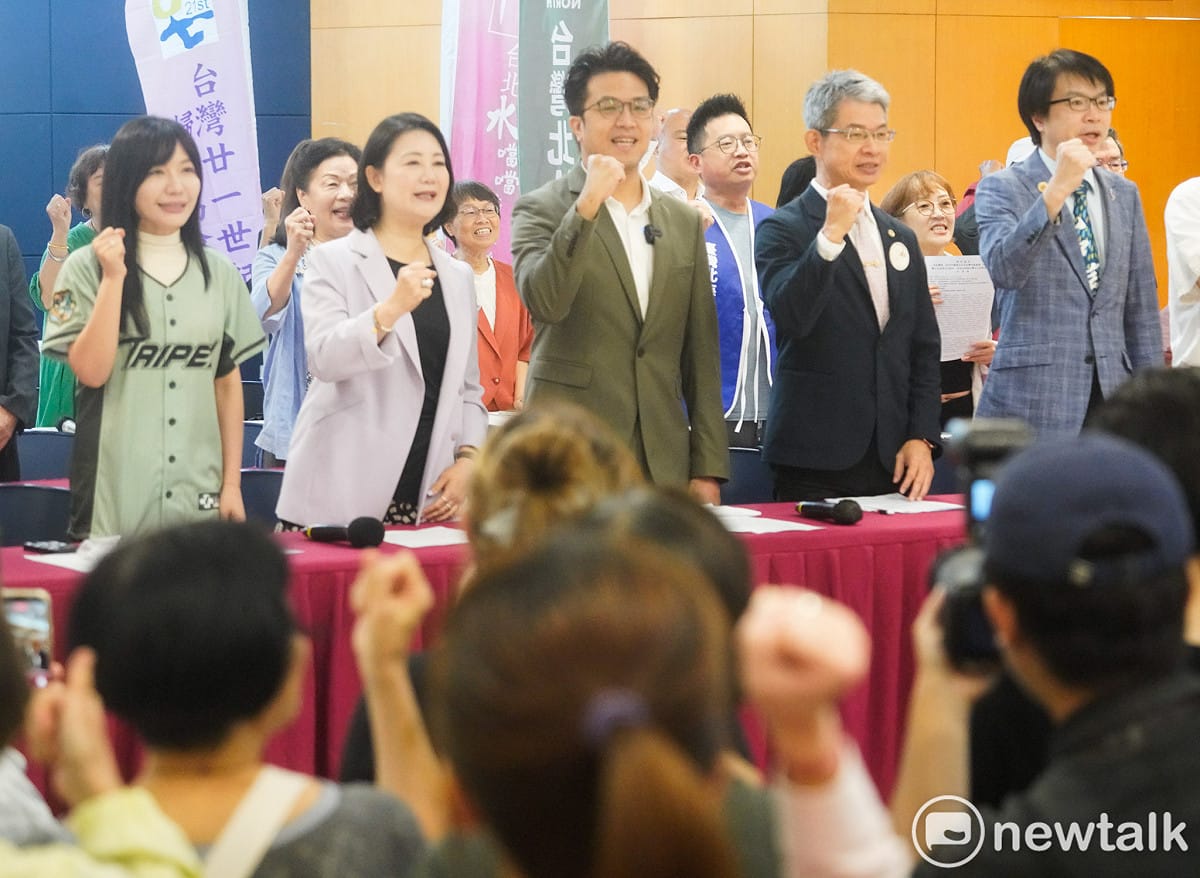 民進黨台北市長參選人沈伯洋出席台派聯盟後援會成立大會，並和與會台派代表呼喊凍蒜。 圖：張良一/攝