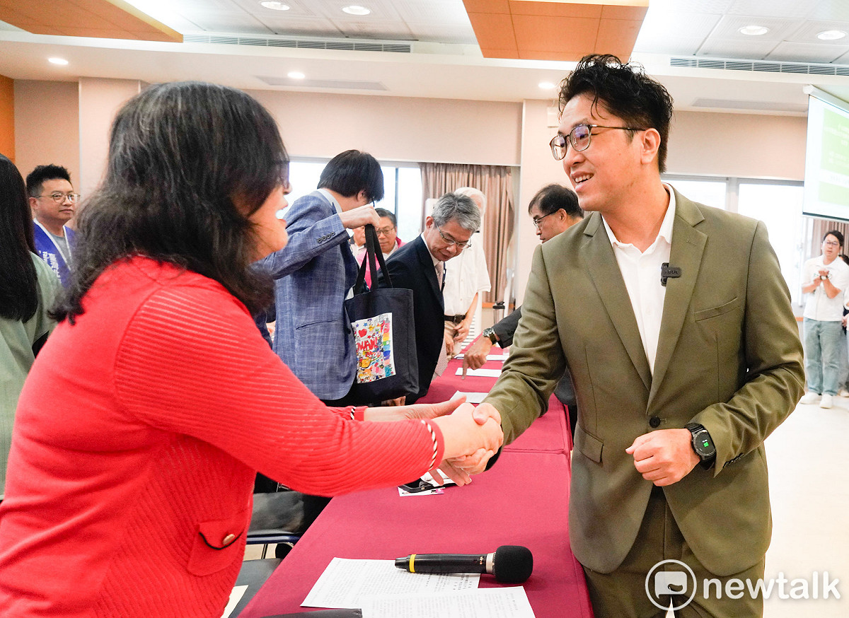 民進黨台北市長參選人沈伯洋10日出席台派聯盟後援會成立大會，指出近年北市府的施政像是「OK繃」治理，面臨「治標不治本」的情況 圖：張良一/攝