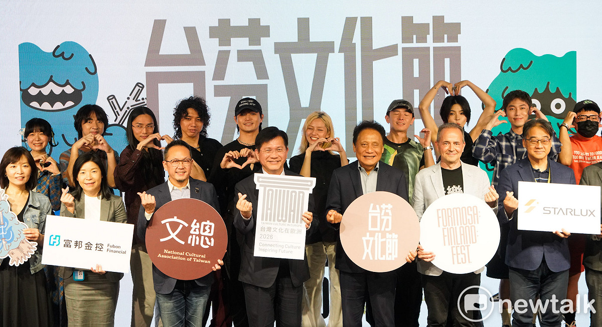外交部長林佳龍前往文化總會出席「台芬文化節 F:F:F－Formosa : Finland : Fest. 出發記者會」，並與原民會主委曾志勇、文總秘書長李厚慶以及即將芬蘭演出的樂團合影。 圖：張良一/攝