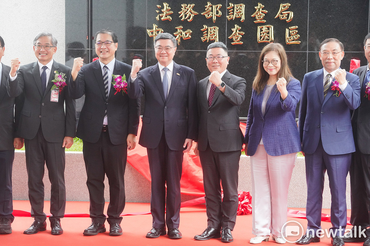 行政院長卓榮泰在法務部長鄭銘謙、海委會主委管碧玲陪同下，主持法務部調查局中和調查園區揭牌典禮。 圖：張良一/攝