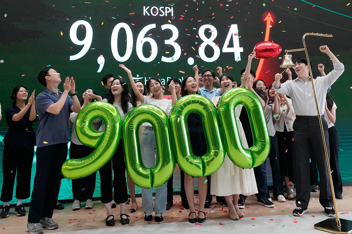 韓國股市近日站上 9,000 點大關；韓國委託結算院統計顯示，目前平均每 4 名韓國人中就 1 人持股。至去年底，韓國上市企業股東總人數達 1,455.8479 萬，年增 33 萬人，創歷史新高。 圖：達志影像／美聯社