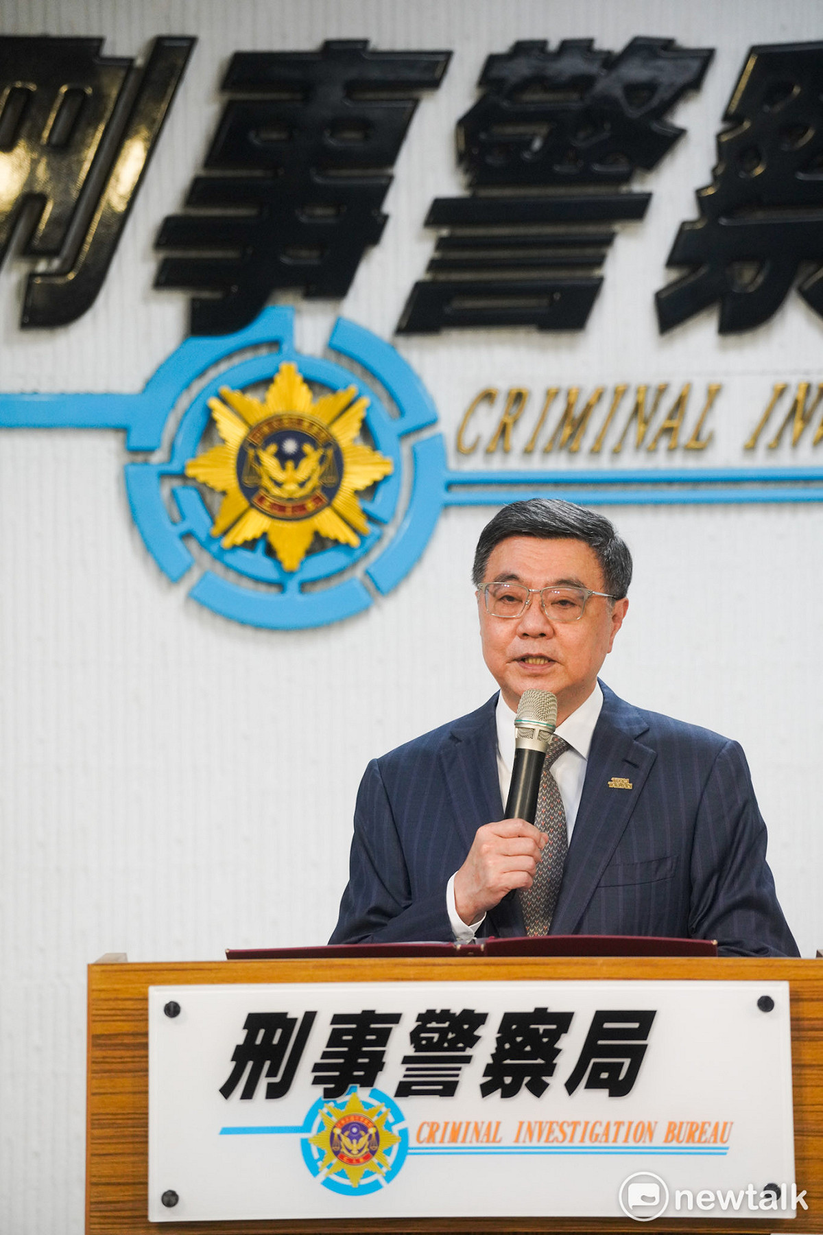行政院長卓榮泰在內政部長劉世芳、警政署長張榮興等人陪同下，前往刑事局偵防大樓出席出席「115年主題式打詐－淨流專案」查緝成果記者會，並檢視查扣證物。 圖：張良一/攝