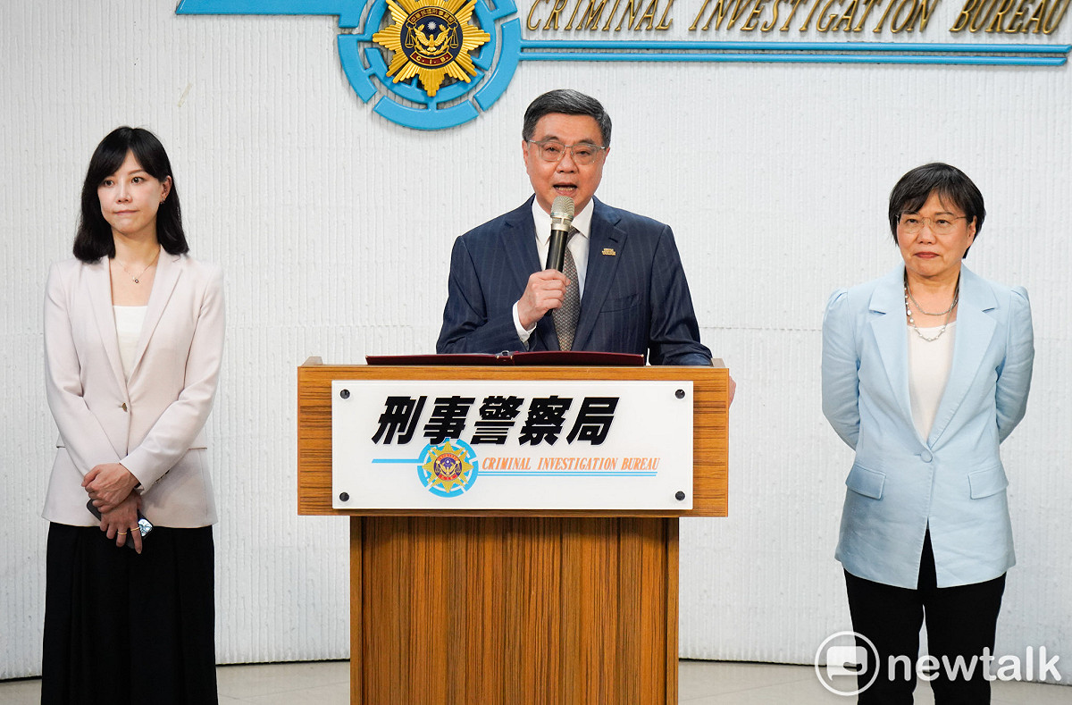 行政院長卓榮泰在內政部長劉世芳、警政署長張榮興等人陪同下，前往刑事局偵防大樓出席出席「115年主題式打詐－淨流專案」查緝成果記者會，並檢視查扣證物。 圖：張良一/攝