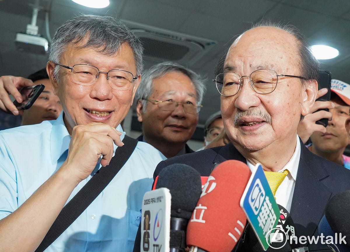 台灣民眾黨創黨主席柯文哲、民進黨前總召柯建銘出席「壯世代理想國」新書發表會後受訪。 圖：張良一/攝