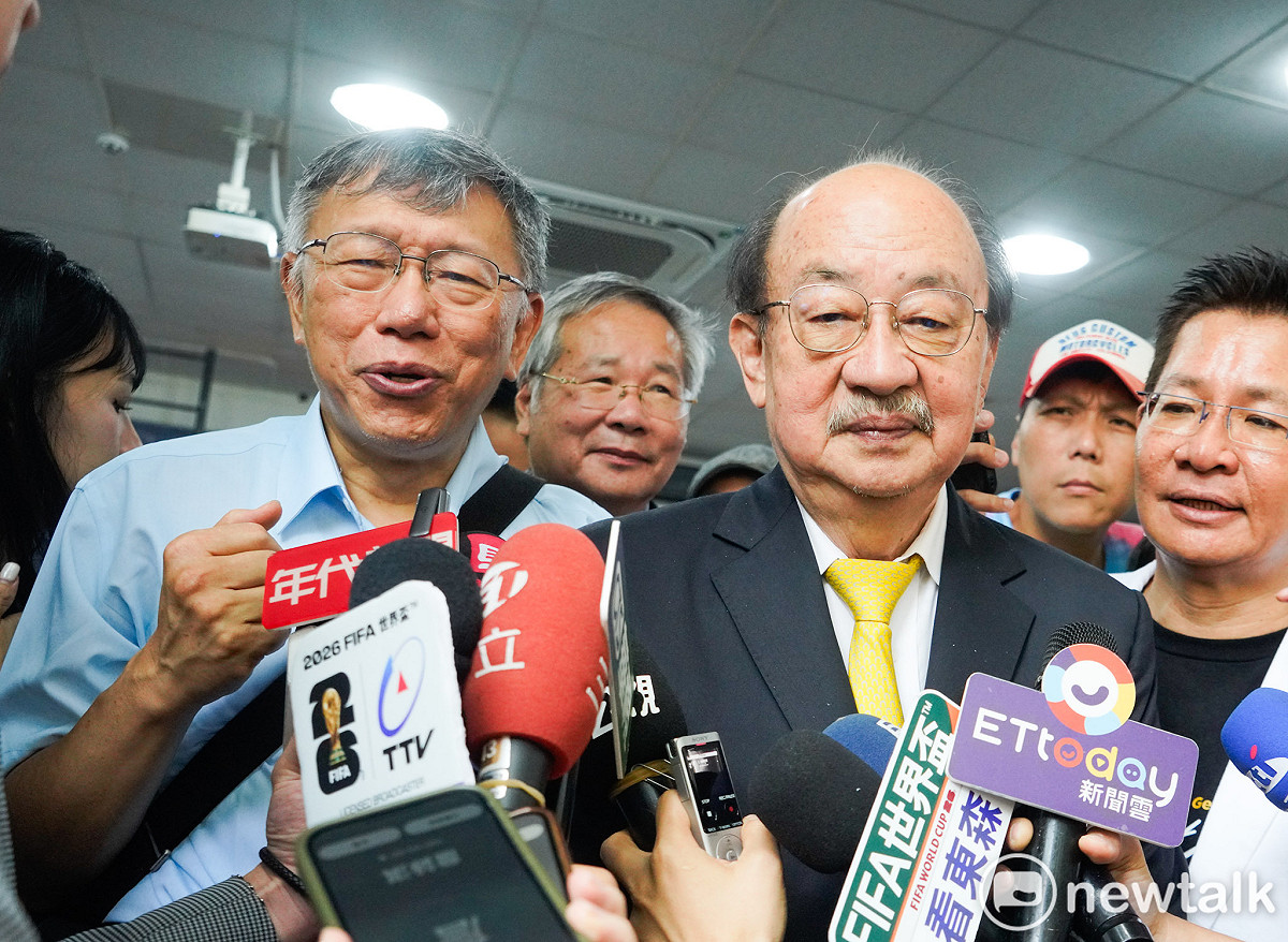 台灣民眾黨創黨主席柯文哲、民進黨前總召柯建銘出席「壯世代理想國」新書發表會後受訪。 圖：張良一 / 攝