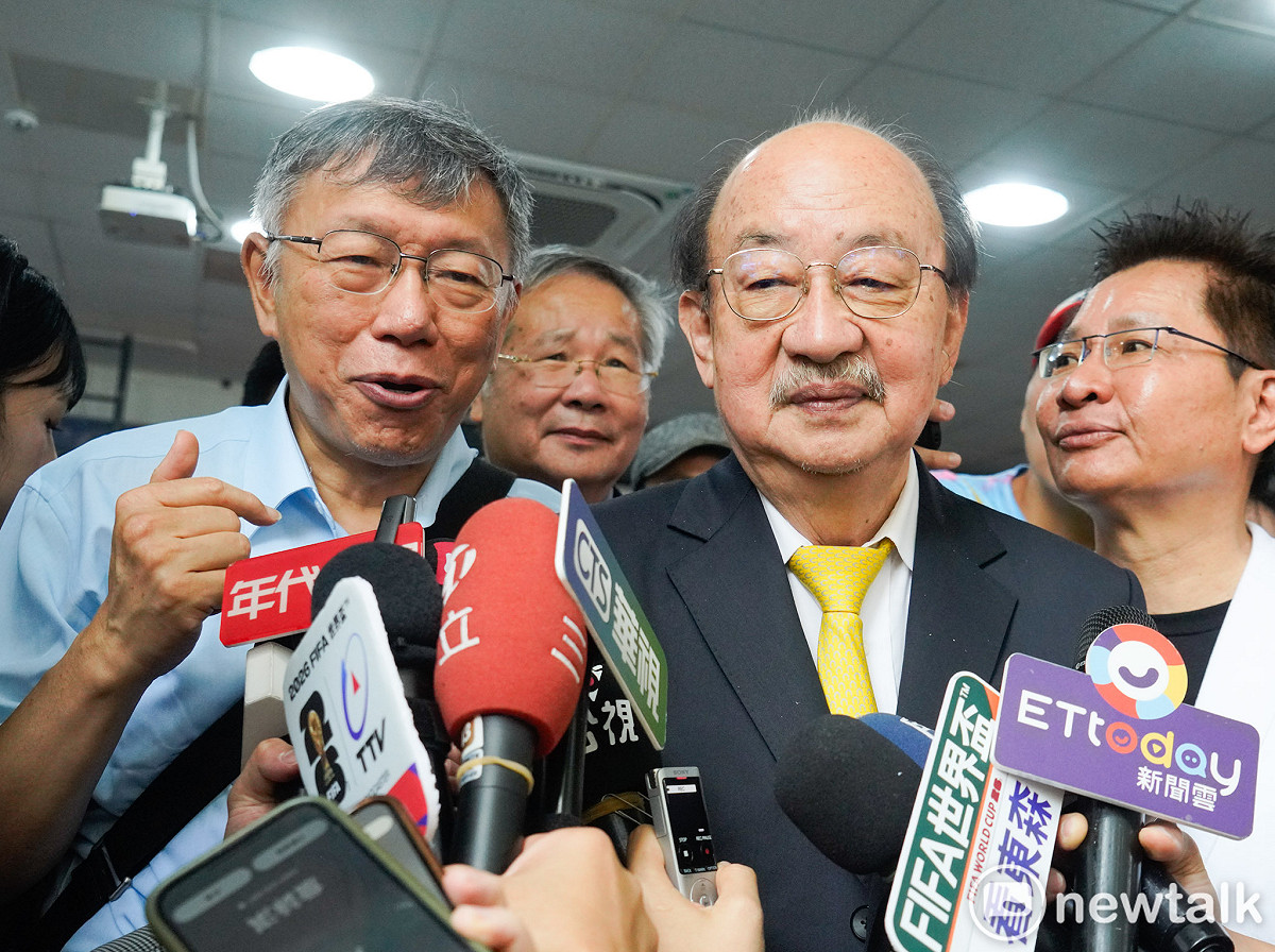 台灣民眾黨創黨主席柯文哲、民進黨前總召柯建銘出席「壯世代理想國」新書發表會後受訪。 圖：張良一/攝