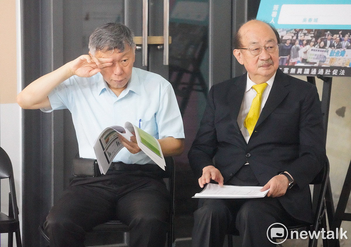 台灣民眾黨創黨主席柯文哲、民進黨前總召柯建銘出席「壯世代理想國」新書發表會。 圖：張良一 / 攝