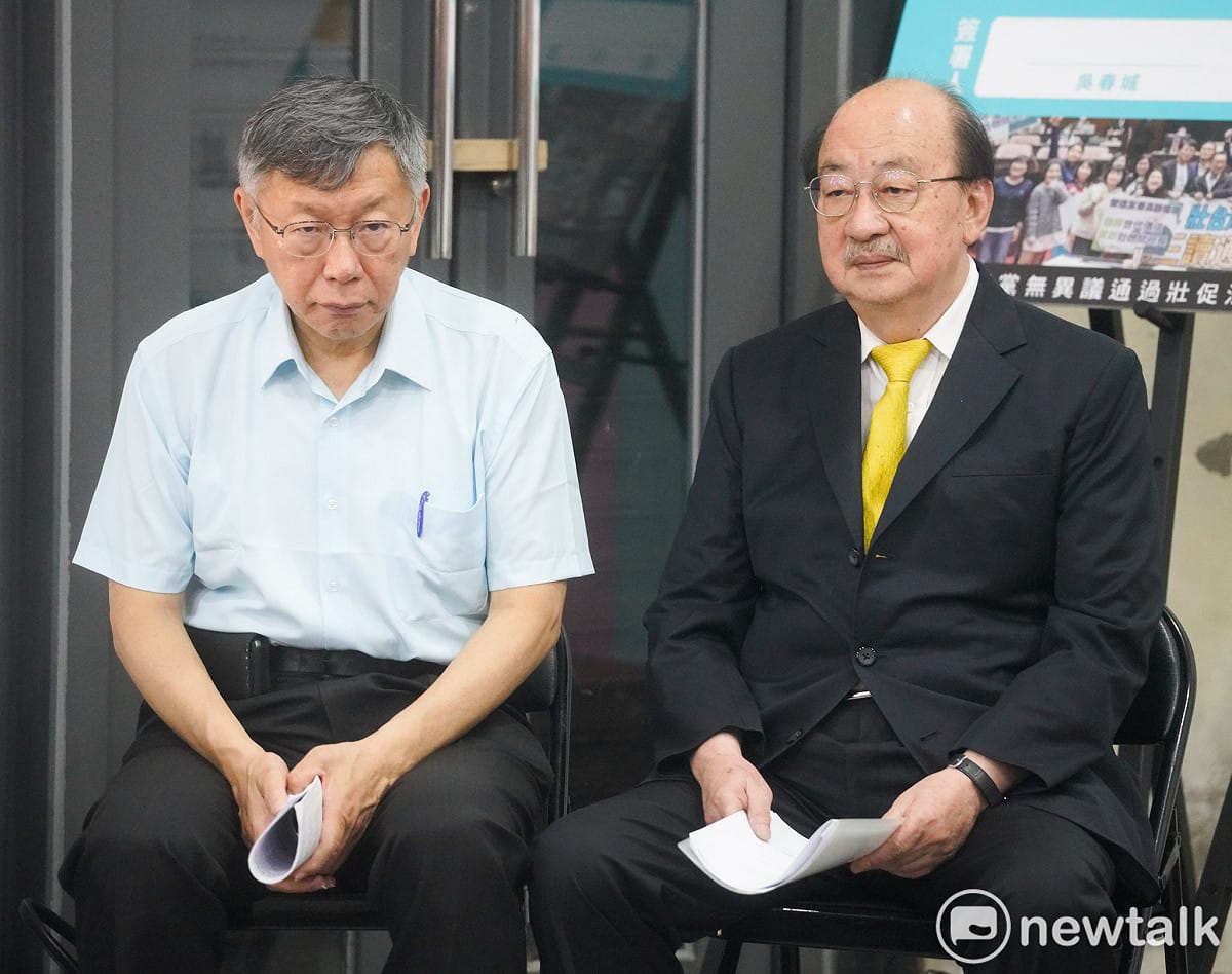 台灣民眾黨創黨主席柯文哲、民進黨前總召柯建銘出席「壯世代理想國」新書發表會。 圖：張良一/攝