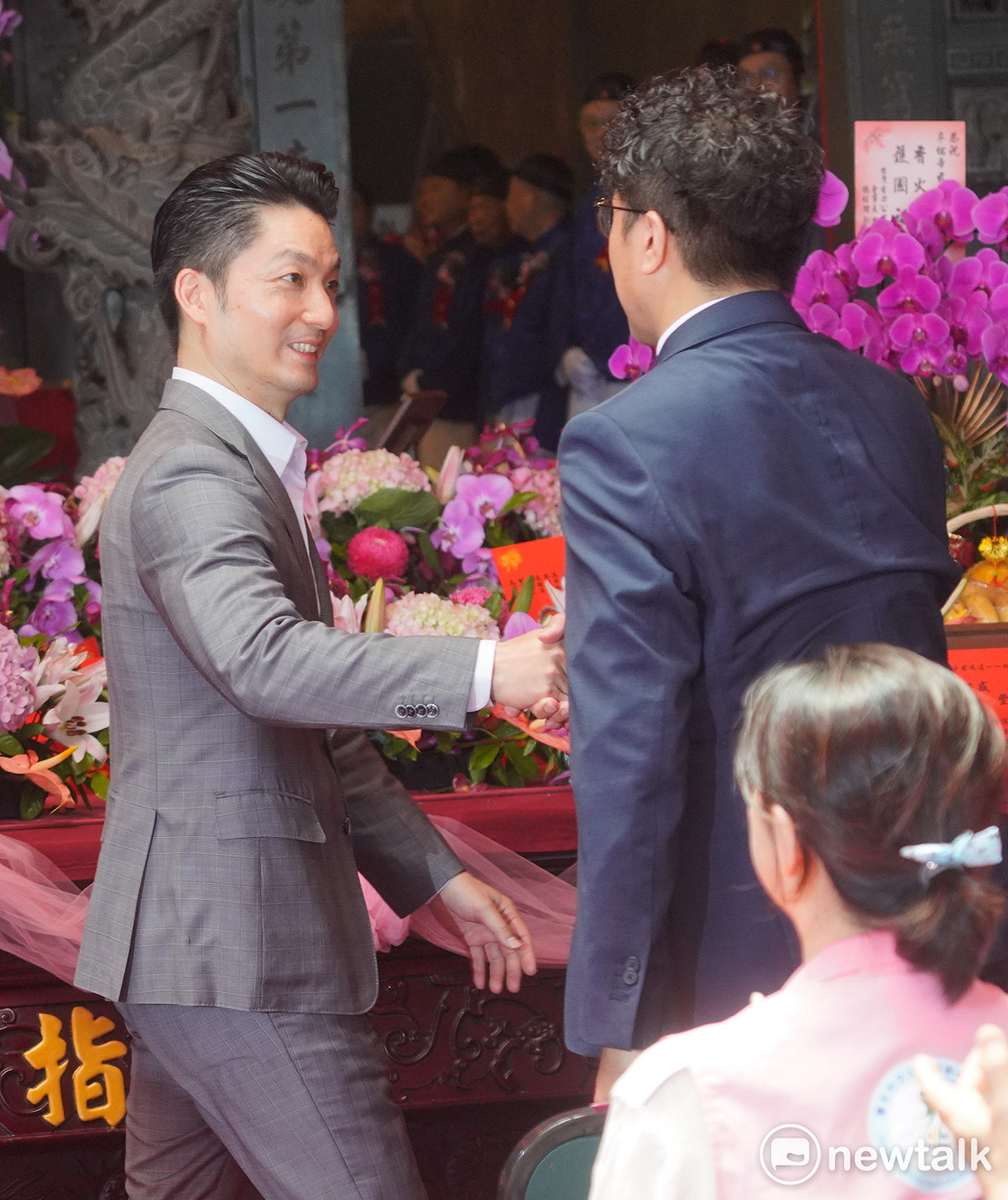 台北市長蔣萬安出席「指南宮純陽寶殿孚佑帝君成道周年三獻大典」時，與民進黨台北市長參選人沈伯洋握手致意。 圖：張良一/攝