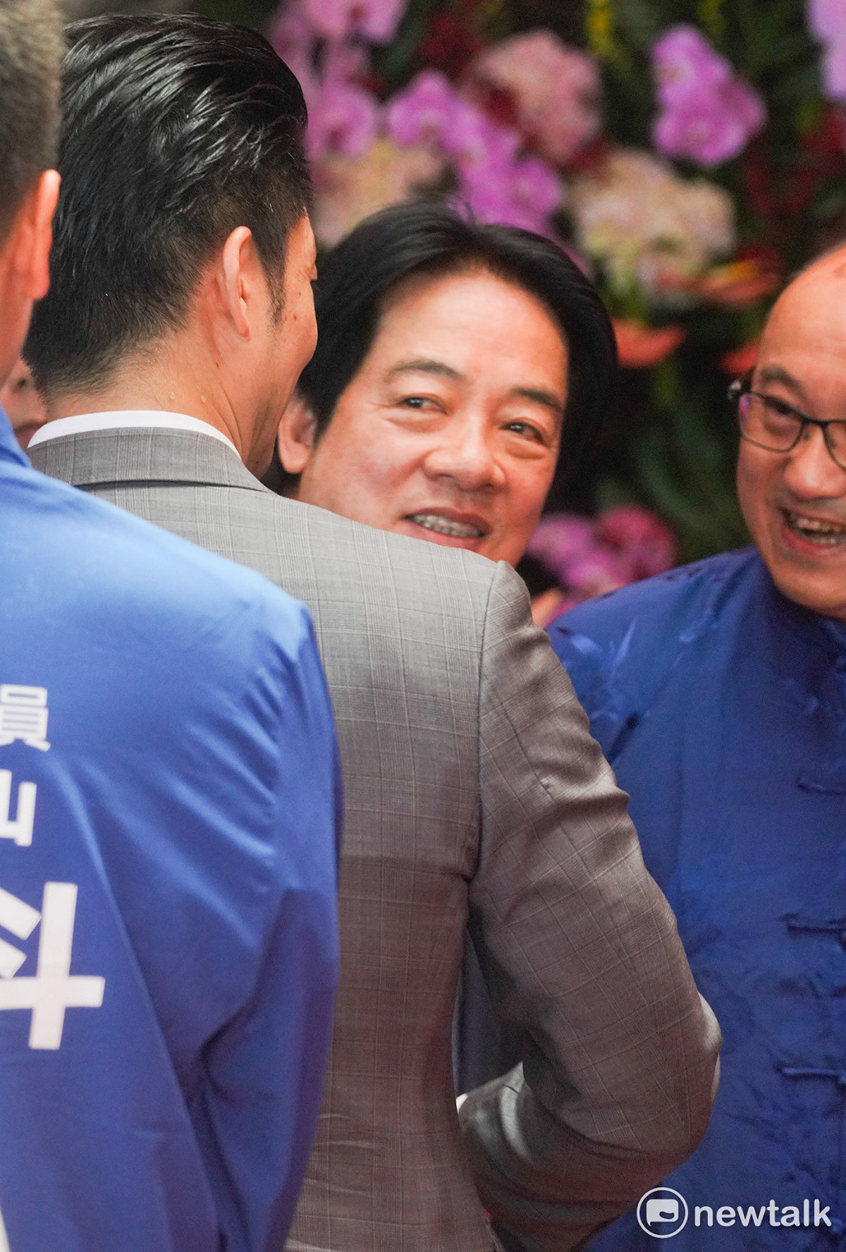 總統賴清德出席「指南宮純陽寶殿孚佑帝君成道周年三獻大典」時，和台北市長蔣萬安握手致意。 圖：張良一/攝