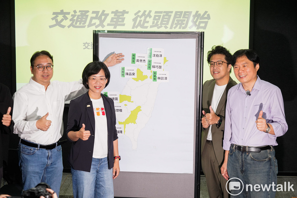 民進黨北北桃宜四位縣市長候選人沈伯洋、蘇巧慧、黃世杰、林國漳出席「下一代人本交通促進會：2026縣市⾸長交通改善承諾⽩⽪書簽署記者會」，並豎起大拇指合影。 圖：張良一/攝
