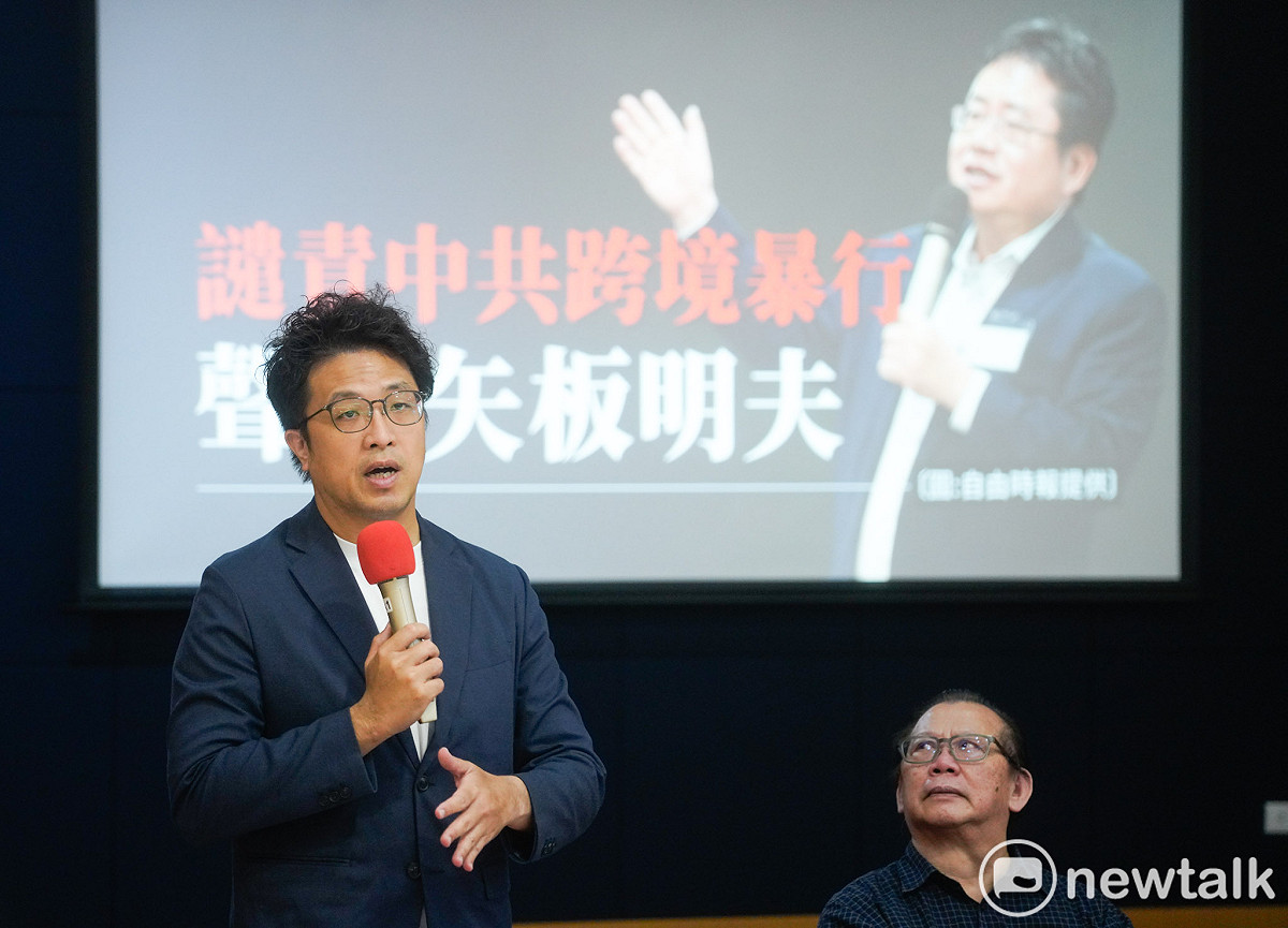 台北市長參選人沈伯洋出席信民協會舉行的「矢板明夫遭襲事件：譴責跨境暴行記者會」，聲援遭中國籍人士廖港發攻擊的媒體人矢板明夫。 圖：張良一/攝