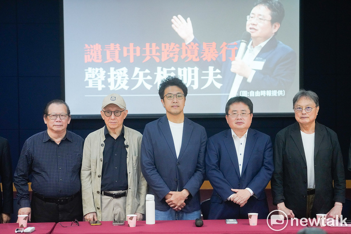 台北市長參選人沈伯洋、聯電創辦人曹興誠、名嘴黃澎孝等人出席信民協會舉行的「矢板明夫遭襲事件：譴責跨境暴行記者會」，並和史板明夫合影。 圖：張良一/攝