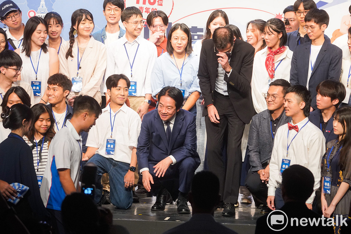 總統賴清德出席「青年百億海外圓夢基金計畫」與法國在台協會代表會面活動，並一度蹲下來和學員合影。 圖：張良一/攝