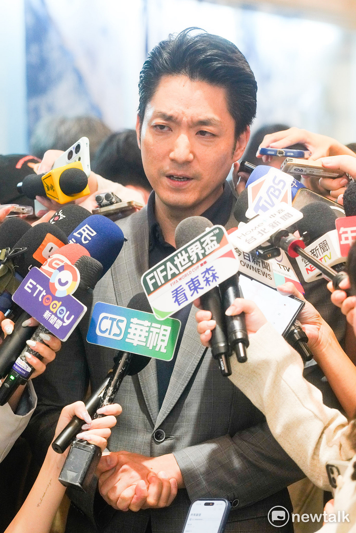 台北市長蔣萬安前往台北市客家育成中心出席「客聚Taipei Hakka Hub」揭牌典禮前受訪。 圖：張良一/攝（資料照）