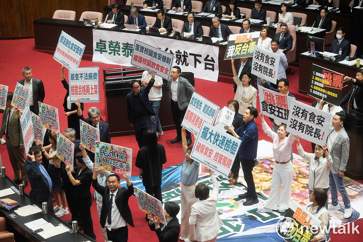 行政院長卓榮泰日前赴立法院就中聯油脂大豆沙拉油事件及食安監管機制缺失檢討專案報告並備詢，國民黨立委在議場內舉牌，阻擋卓榮泰進行專案報告。 圖：張良一/攝