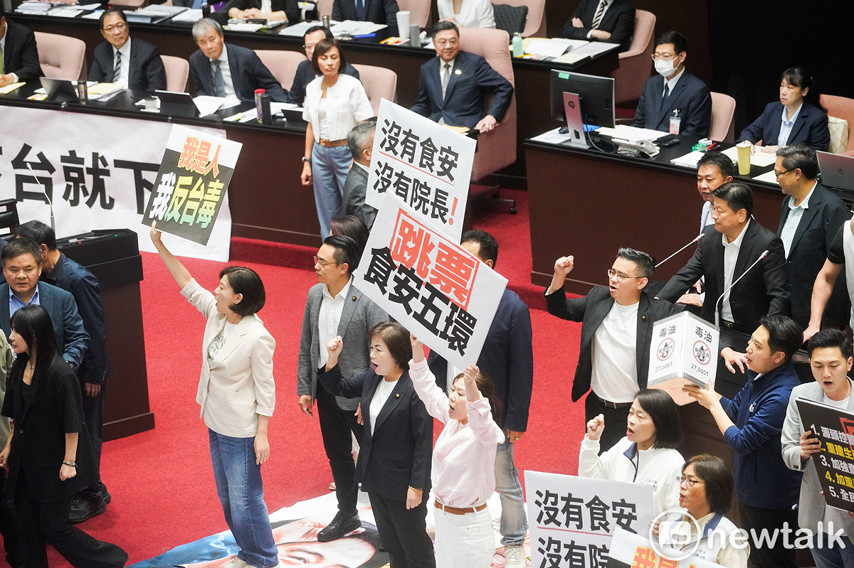 行政院長卓榮泰赴立法院就中聯油脂大豆沙拉油事件及食安監管機制缺失檢討專案報告並備詢，國民黨立委在議場內舉牌，阻擋卓榮泰進行專案報告。 圖：張良一/攝
