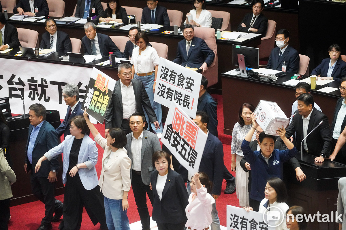 行政院長卓榮泰赴立法院就中聯油脂大豆沙拉油事件及食安監管機制缺失檢討專案報告並備詢，國民黨立委在議場內舉牌，阻擋卓榮泰進行專案報告。 圖：張良一/攝