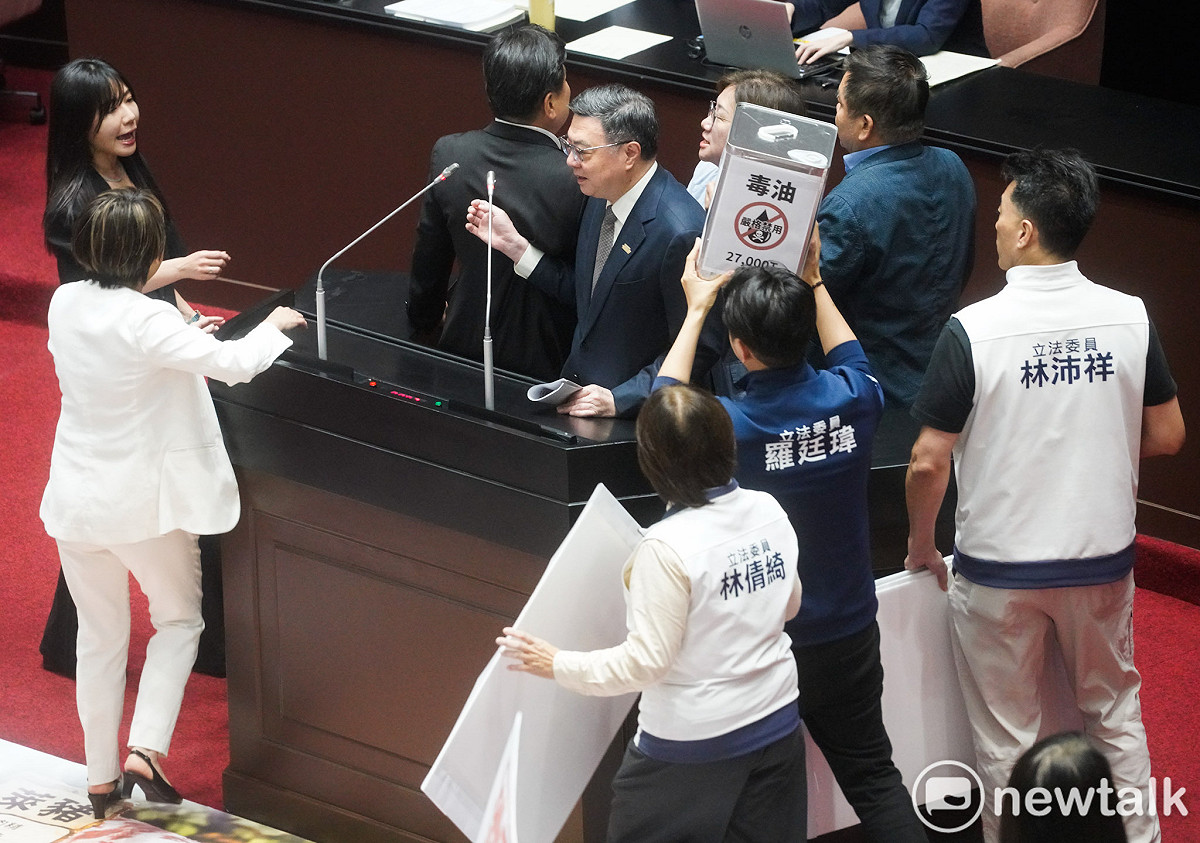 行政院長卓榮泰赴立法院就中聯油脂大豆沙拉油事件及食安監管機制缺失檢討專案報告並備詢，國民黨立委圍住卓榮泰，阻擋其進行專案報告。 圖：張良一/攝