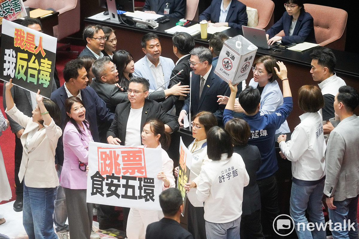 行政院長卓榮泰赴立法院就中聯油脂大豆沙拉油事件及食安監管機制缺失檢討專案報告並備詢，國民黨立委圍住卓榮泰，阻擋其進行專案報告。 圖：張良一/攝（資料照片）