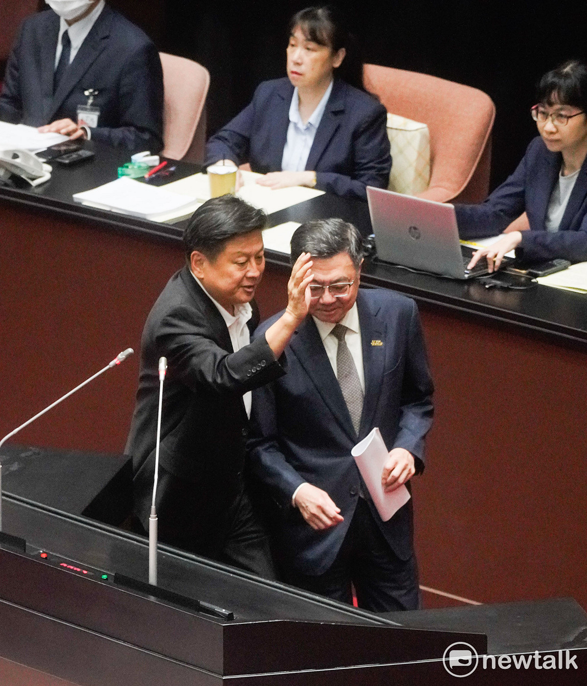 行政院長卓榮泰赴立法院就中聯油脂大豆沙拉油事件及食安監管機制缺失檢討專案報告並備詢，國民黨立院黨團總召並趨前欲阻擋卓榮泰上台報告。 圖：張良一/攝