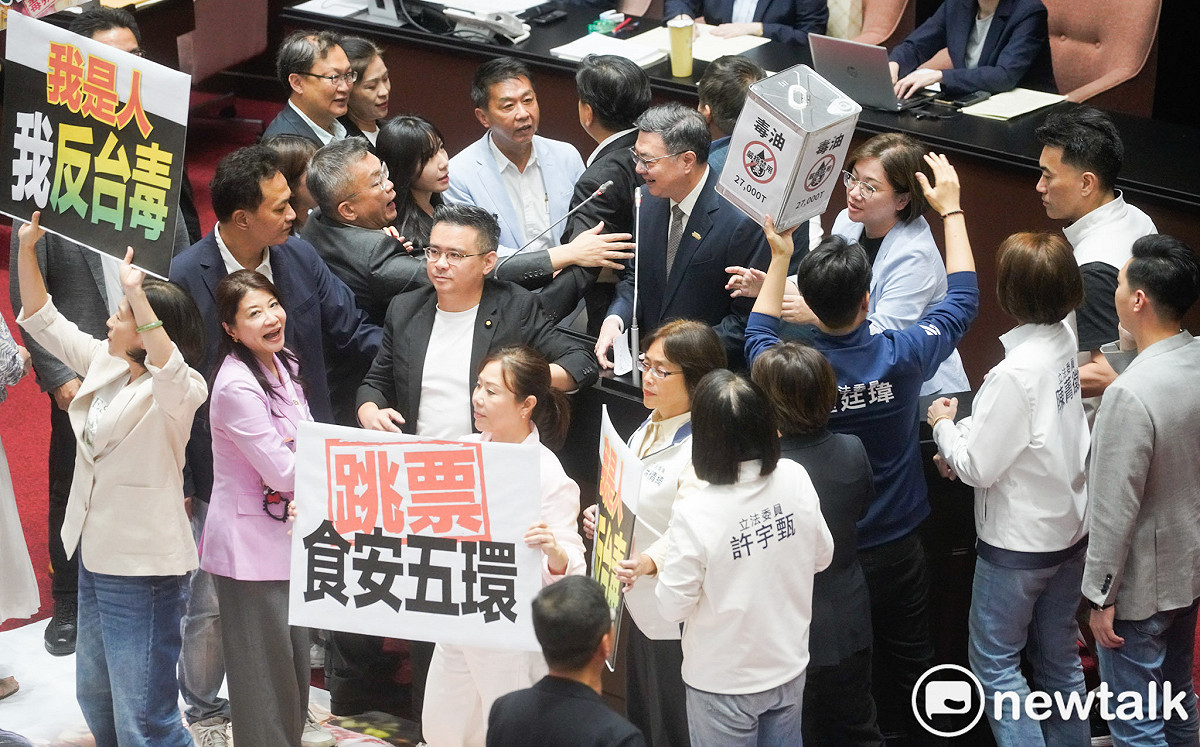 在野立委高喊「卓榮泰下台」 沙拉油桶都搬出來了
