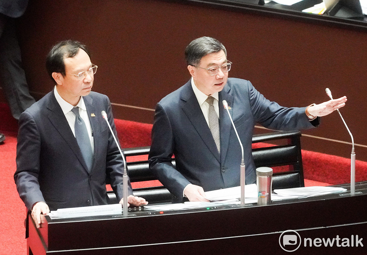 行政院長卓榮泰赴立法院就中聯油脂大豆沙拉油事件及食安監管機制缺失檢討專案報告並備質詢，左為衛福部長石崇良。 圖：張良一/攝