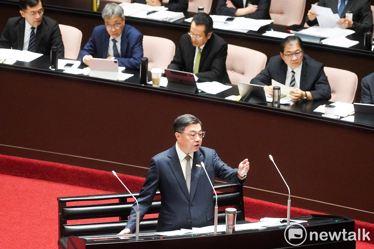 行政院長卓榮泰赴立法院就中聯油脂大豆沙拉油事件及食安監管機制缺失檢討專案報告，卓榮泰在備詢時，神情激動的與質詢的國民黨立委爭鋒相對。 圖：張良一/攝