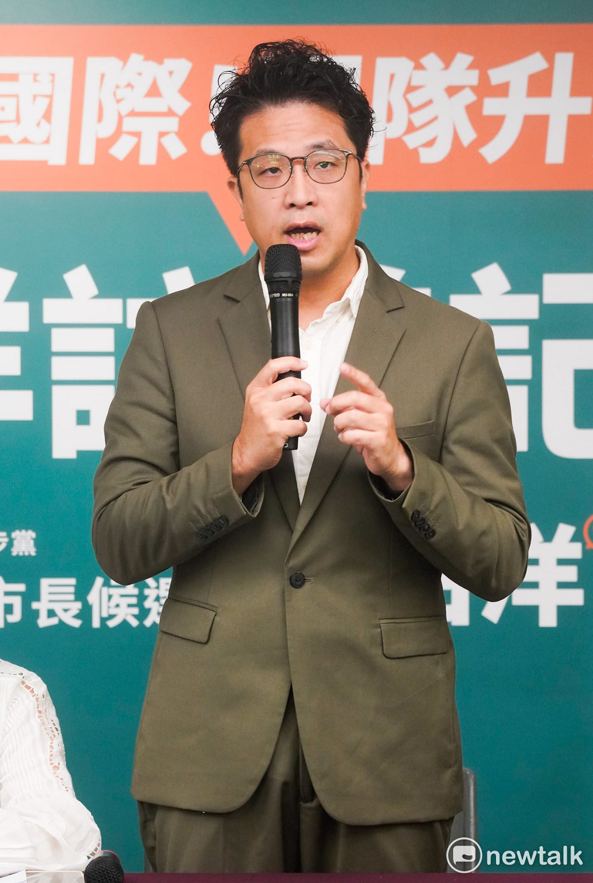 民進黨台北市長參選人沈伯洋在立委吳思瑤和陳培瑜的陪同下，舉行訪美行前記者會。 圖：張良一/攝