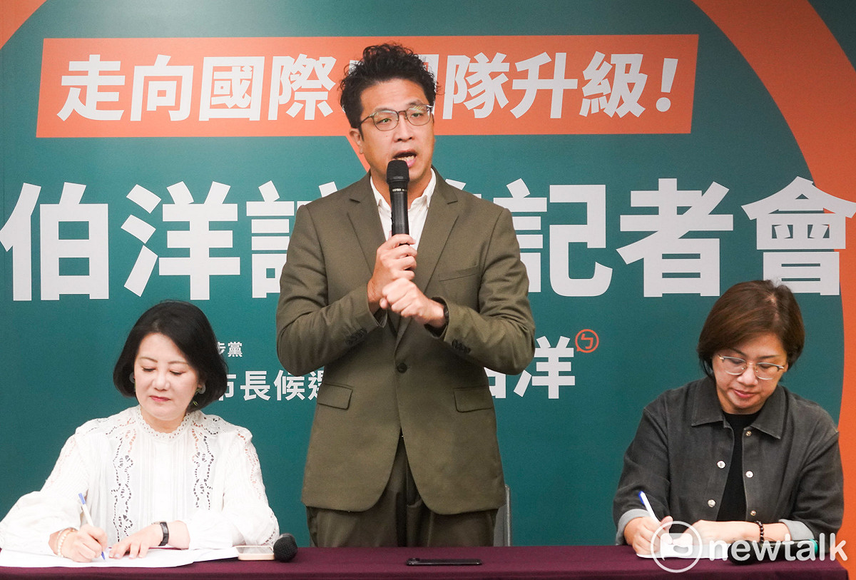 民進黨台北市長參選人沈伯洋在立委吳思瑤和陳培瑜的陪同下，舉行訪美行前記者會。 圖：張良一/攝