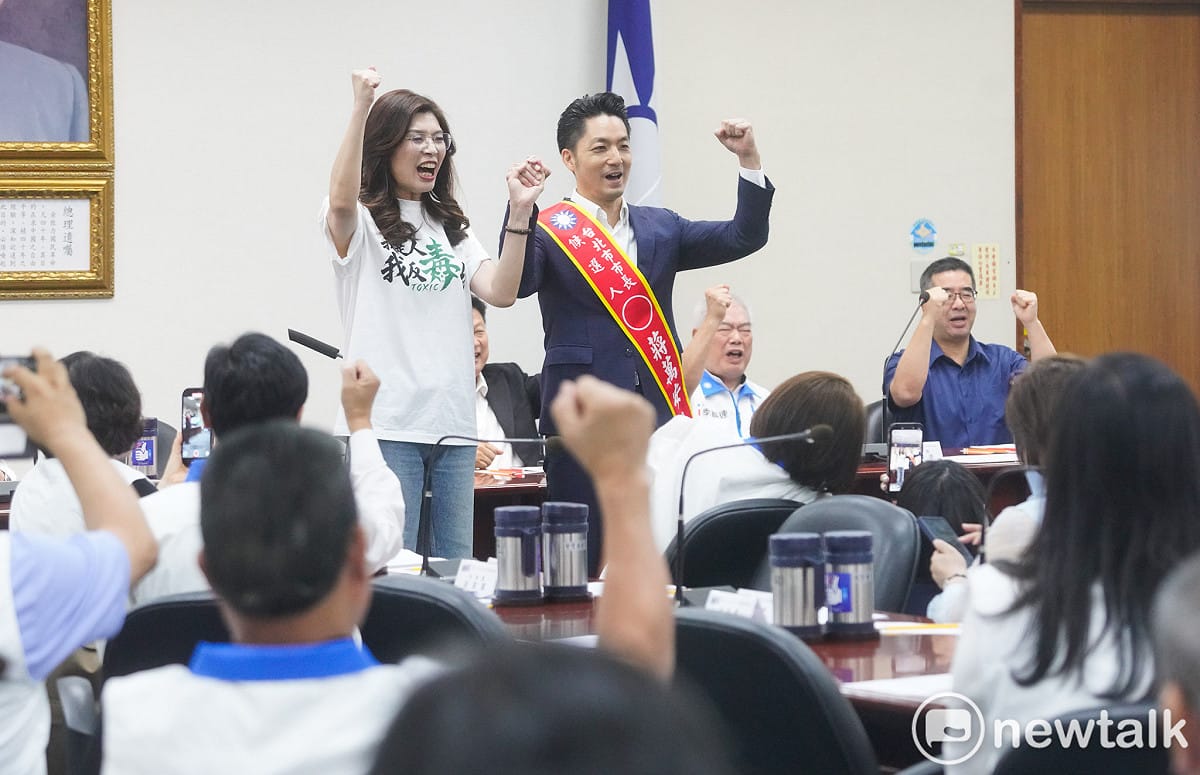 國民黨中常會今通過提名台北市長蔣萬安參選連任後，主席鄭麗文拉著蔣萬安的手高喊凍蒜。 圖：張良一/攝